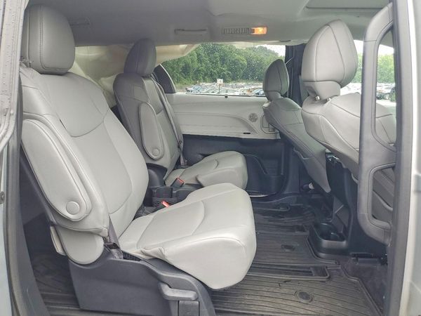 2025 TOYOTA SIENNA XLE