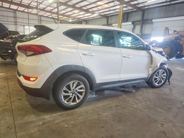 2017 HYUNDAI TUCSON SE (no options)