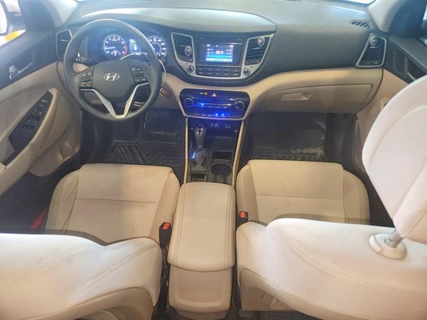 2017 HYUNDAI TUCSON SE (no options)