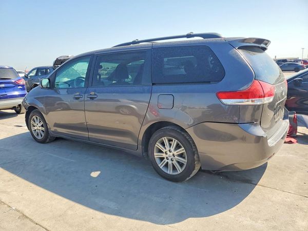 2013 TOYOTA SIENNA