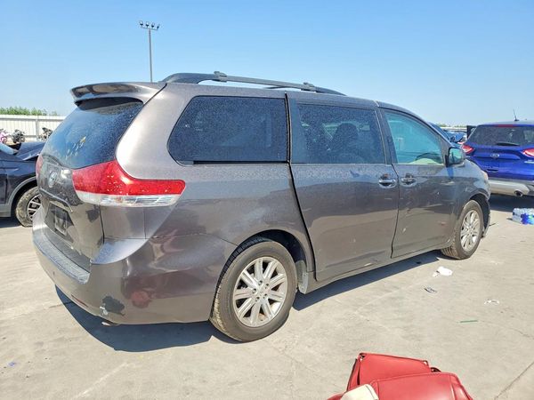 2013 TOYOTA SIENNA