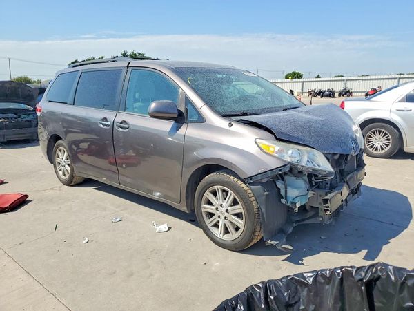 2013 TOYOTA SIENNA