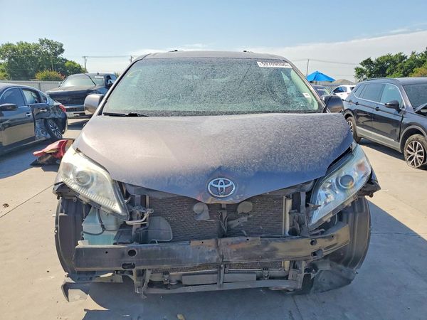 2013 TOYOTA SIENNA