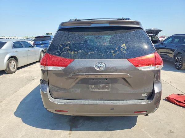 2013 TOYOTA SIENNA