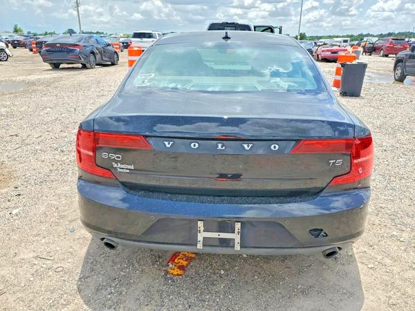 2018 VOLVO S90 Momentum