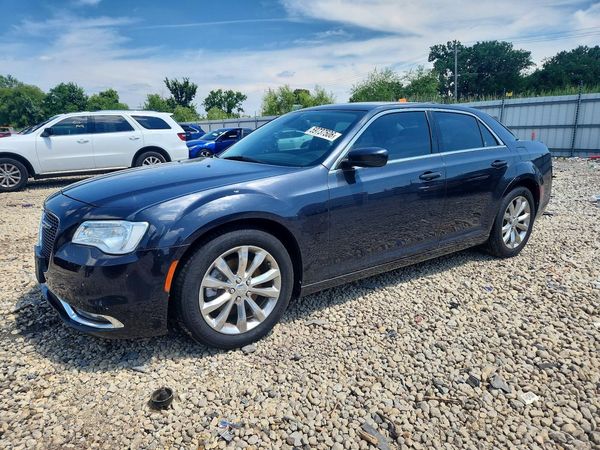 2016 CHRYSLER 300 Limited — Front 3/4