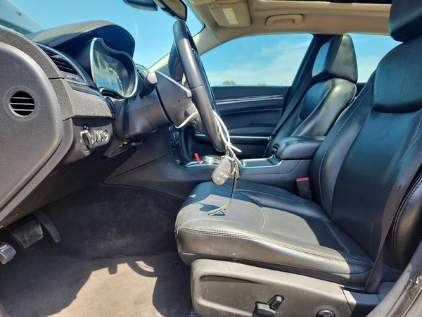 2016 CHRYSLER 300 Limited — DENT