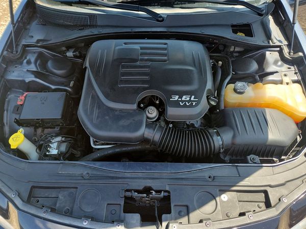 2016 CHRYSLER 300 Limited — Engine bay