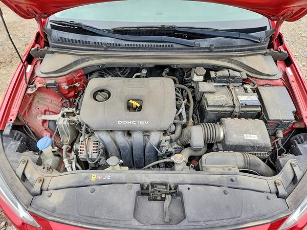 2017 HYUNDAI ELANTRA SE Base — Engine bay