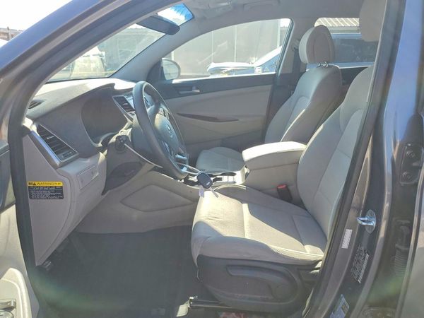 2017 HYUNDAI TUCSON SE (no options)