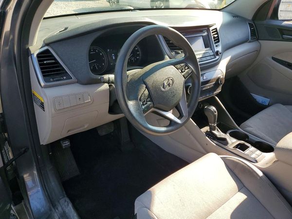 2017 HYUNDAI TUCSON SE (no options)