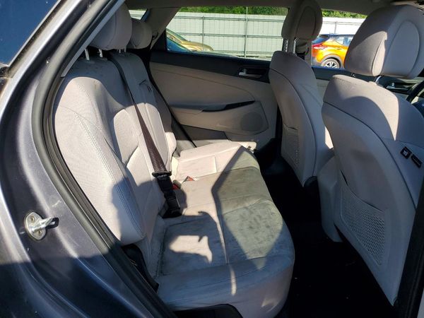 2017 HYUNDAI TUCSON SE (no options)