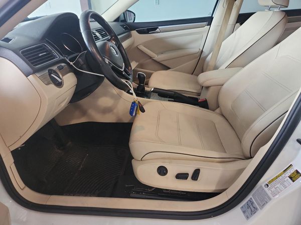 2017 VOLKSWAGEN PASSAT SE
