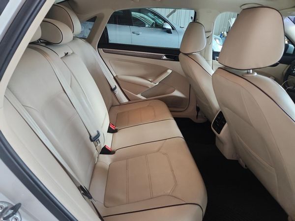 2017 VOLKSWAGEN PASSAT SE