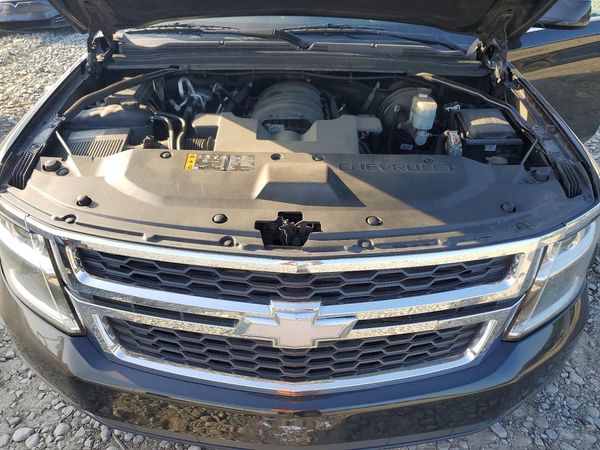 2020 CHEVROLET SUBURBAN LT — Engine bay