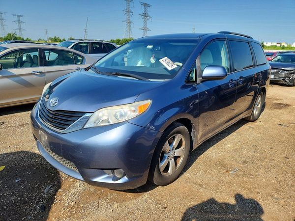 2014 TOYOTA SIENNA
