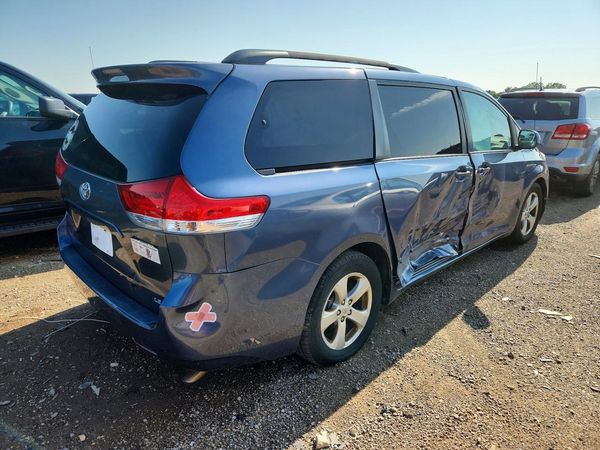 2014 TOYOTA SIENNA