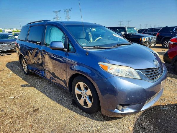 2014 TOYOTA SIENNA