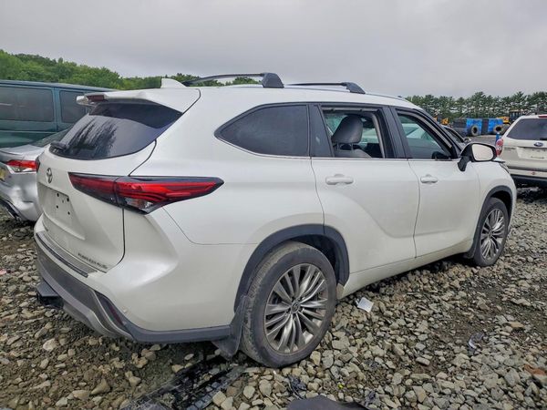 2022 TOYOTA HIGHLANDER Platinum
