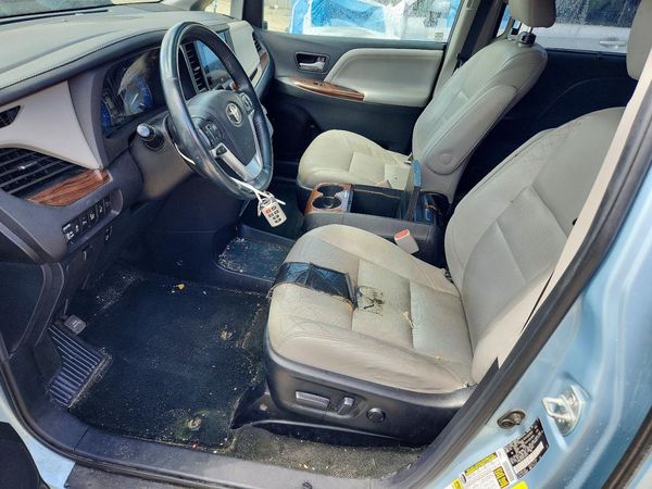 2016 TOYOTA SIENNA
