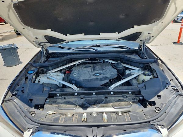 2020 BMW X5 sDrive40i — Engine bay
