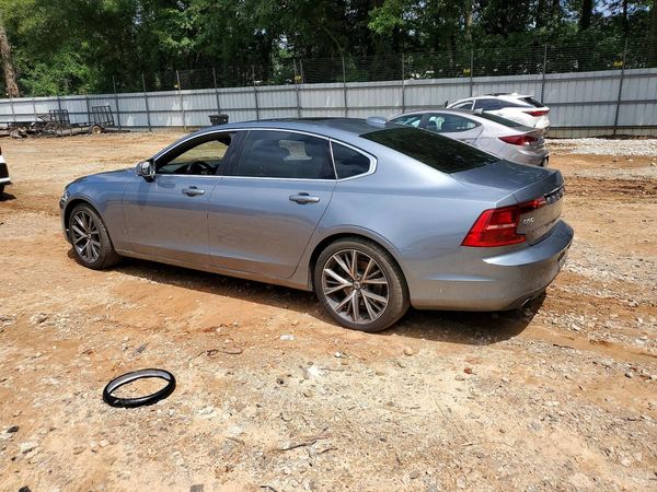 2018 VOLVO S90 Momentum