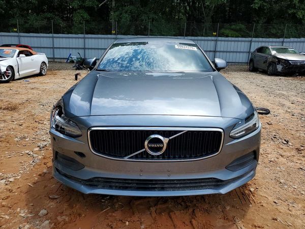 2018 VOLVO S90 Momentum