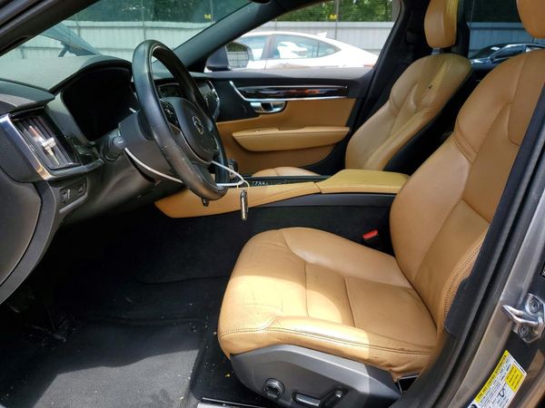 2018 VOLVO S90 Momentum