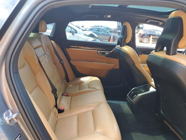 2018 VOLVO S90 Momentum
