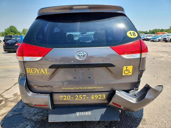 2013 TOYOTA SIENNA