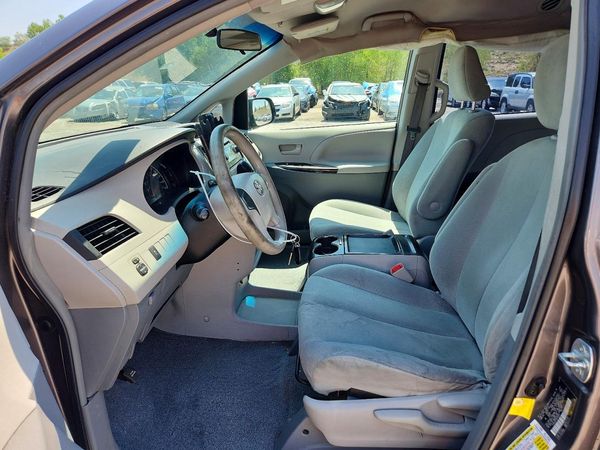 2013 TOYOTA SIENNA