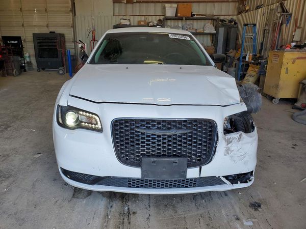 2019 CHRYSLER 300