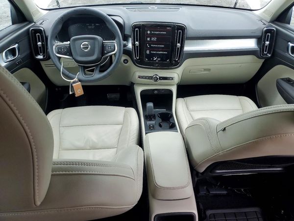 2022 VOLVO XC40 Momentum (excl S60)