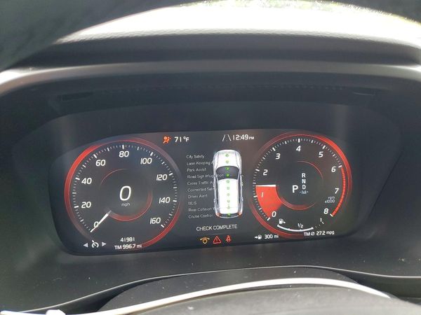 2022 VOLVO XC40 Momentum (excl S60)