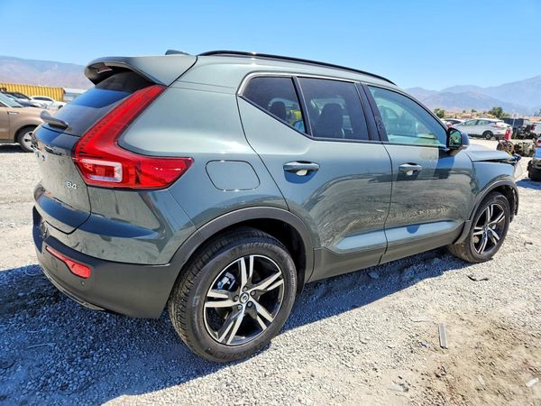 2026 VOLVO XC40 Core