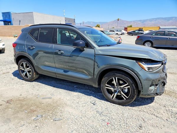 2026 VOLVO XC40 Core