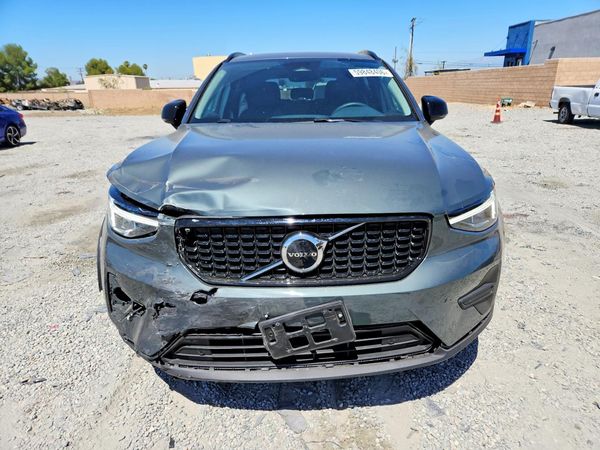 2026 VOLVO XC40 Core
