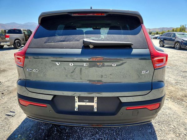 2026 VOLVO XC40 Core