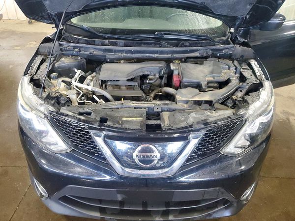 2018 NISSAN ROGUE — Engine bay