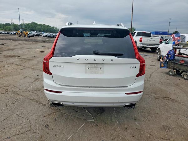 2018 VOLVO XC90 Momentum