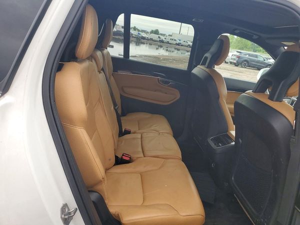 2018 VOLVO XC90 Momentum