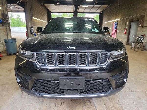2025 JEEP GRAND CHEROKEE Laredo, Altitude