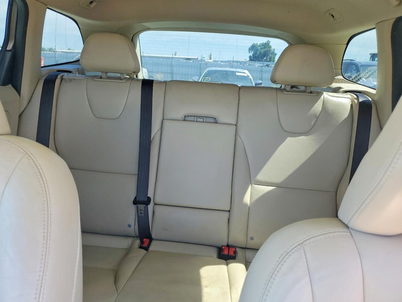 2015 VOLVO XC60 Premier+ (non R design)