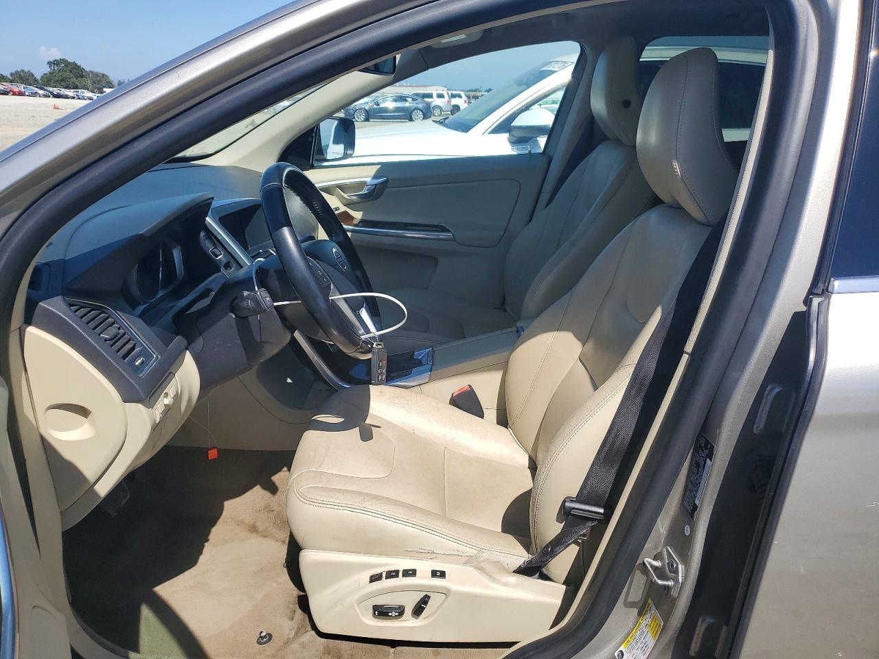 2015 VOLVO XC60 Premier+ (non R design)