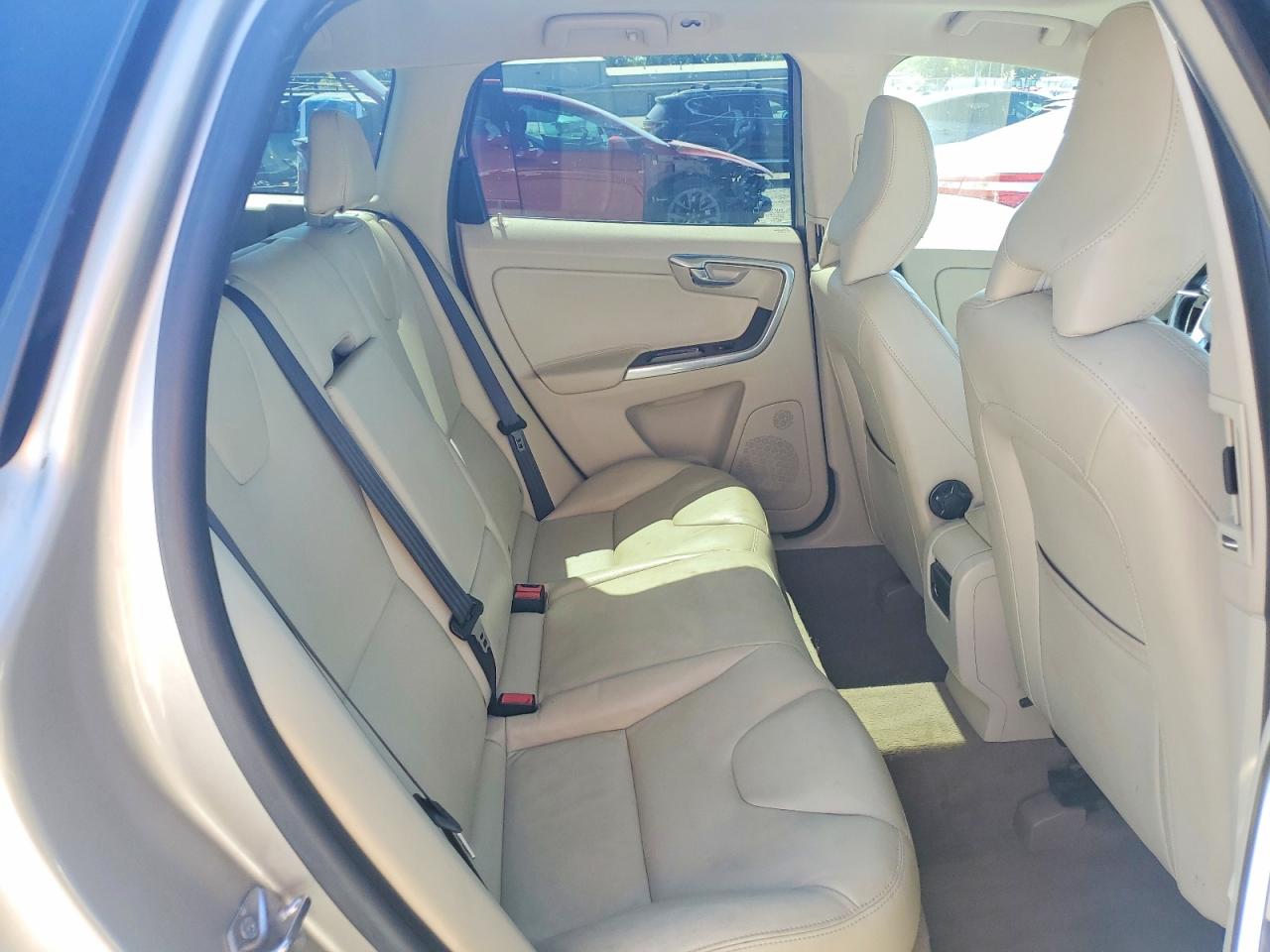 2015 VOLVO XC60 Premier+ (non R design)