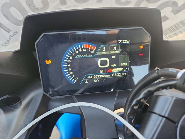 2025 SUZUKI GSX-8R