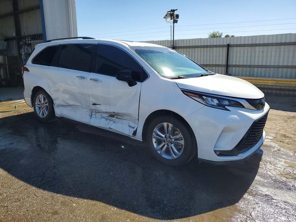 2021 TOYOTA SIENNA XSE