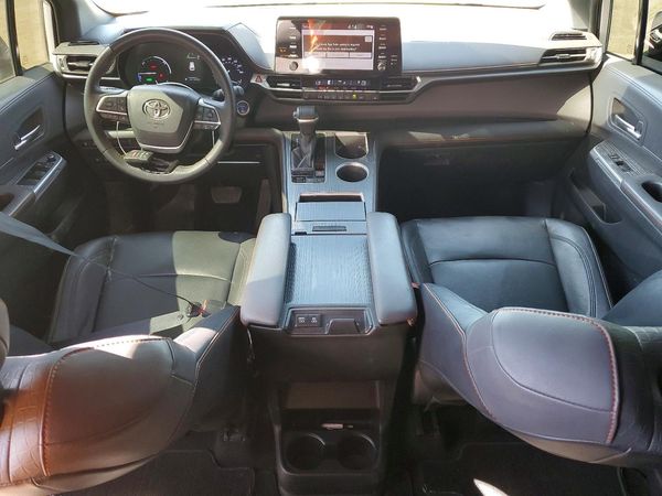 2021 TOYOTA SIENNA XSE