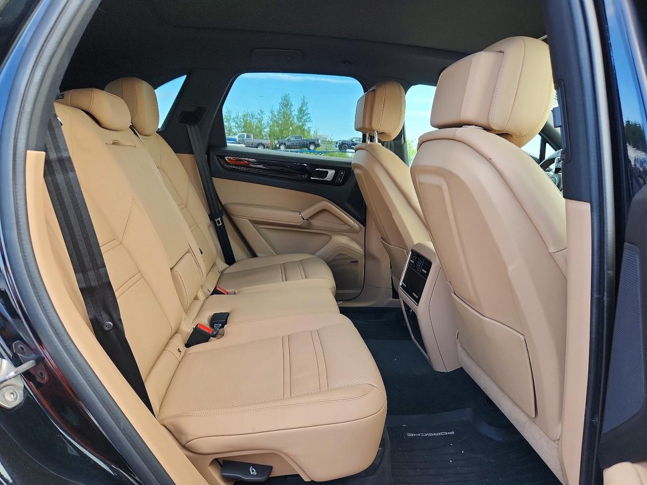 2022 PORSCHE CAYENNE Base