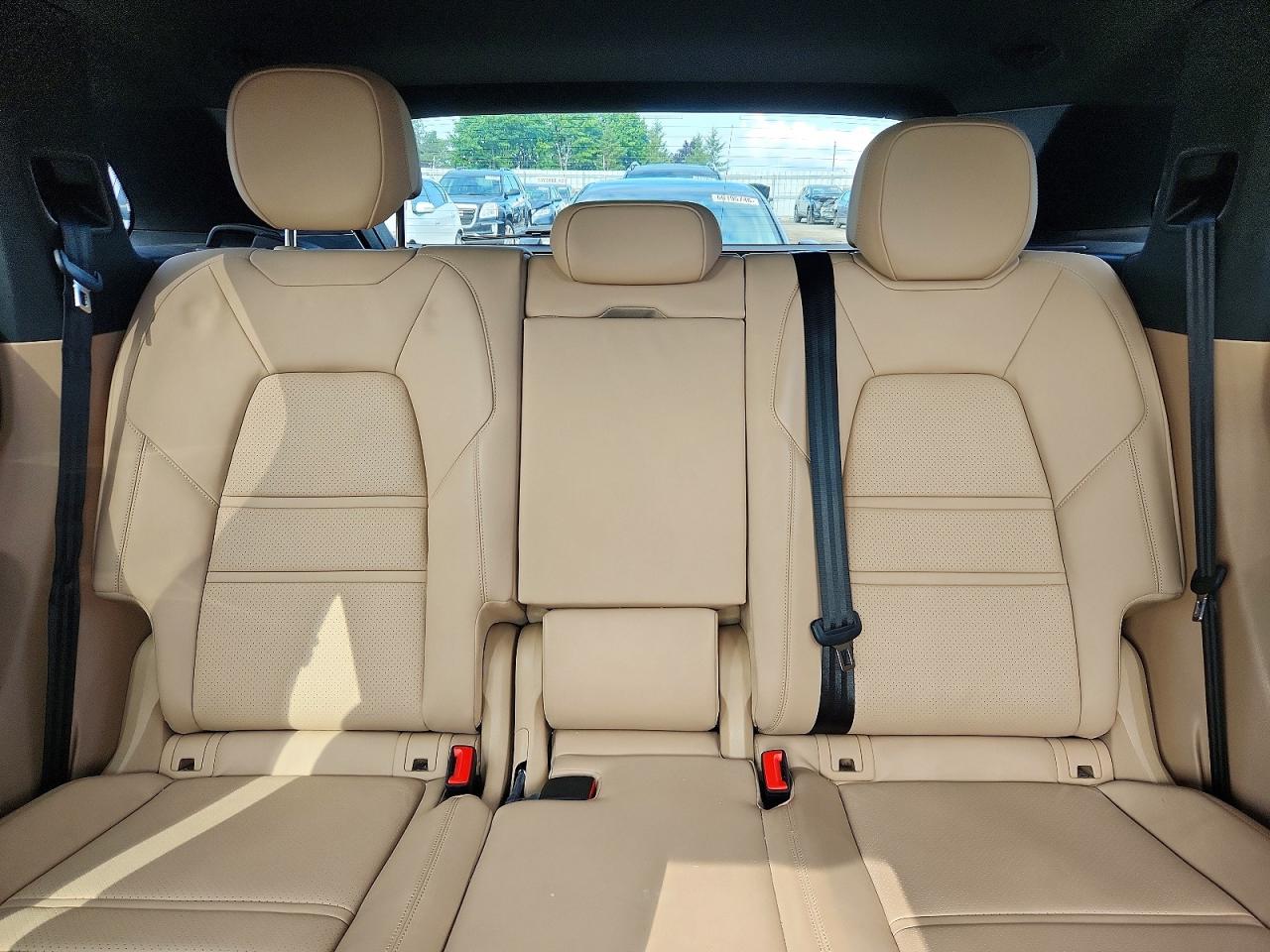 2022 PORSCHE CAYENNE Base